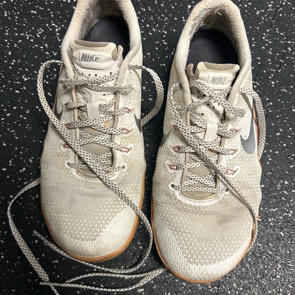 Nike Metcon women’s 8.5 - Picture 2 of 6